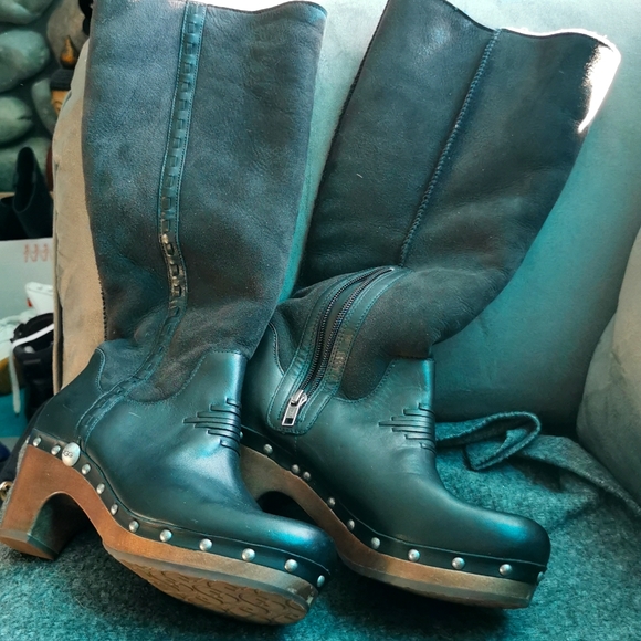 Uggs - Picture 1 of 7